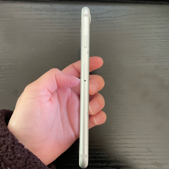 iPhone 7 with USB cord - Picture 3 of 6